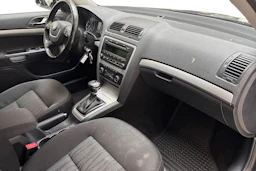 Musta Skoda OCTAVIA 2012 kuva 7.