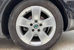 Musta Skoda OCTAVIA 2012 kuva 10.