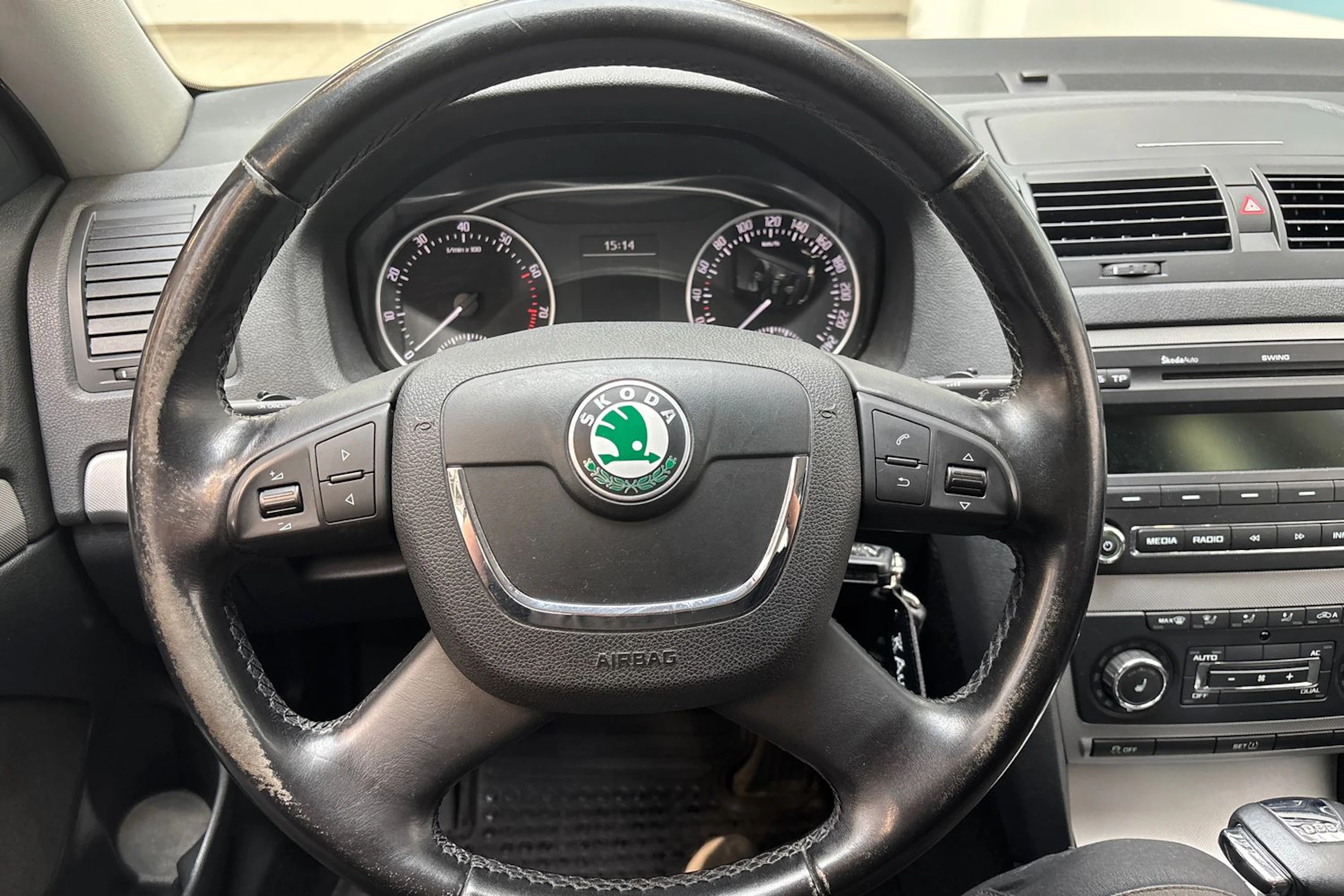 Musta Skoda OCTAVIA 2012 kuva 14.