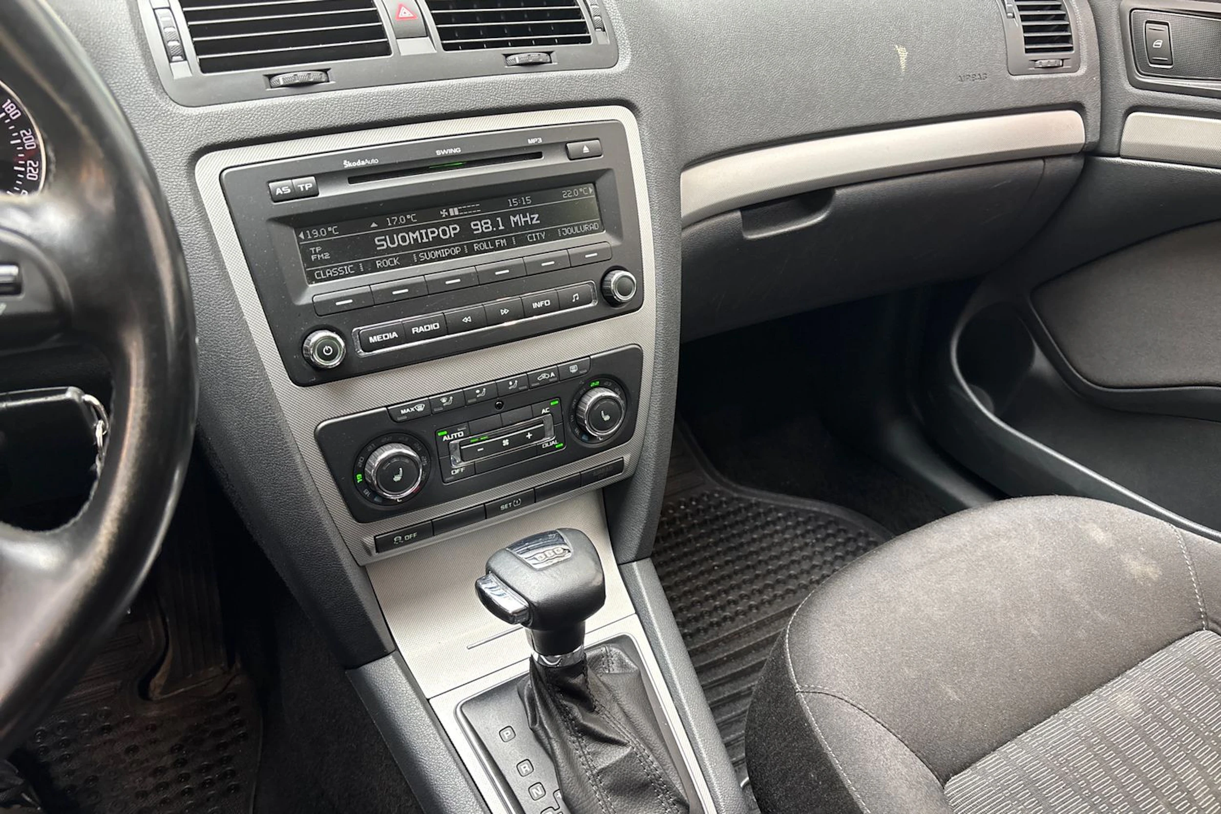 Musta Skoda OCTAVIA 2012 kuva 16.