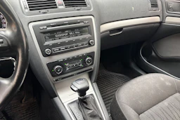 Musta Skoda OCTAVIA 2012 kuva 16.