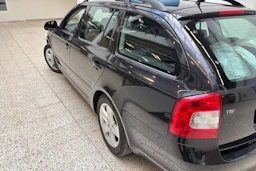 Musta Skoda OCTAVIA 2012 kuva 27.