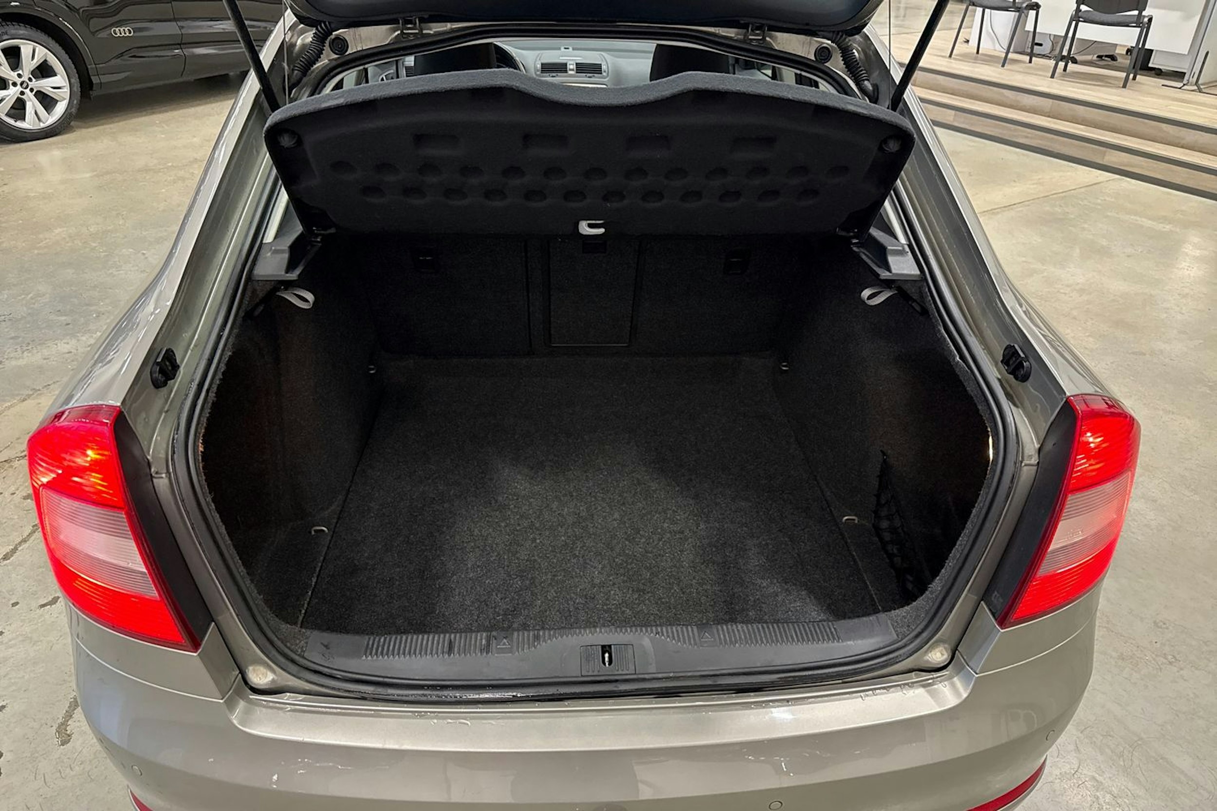 ruskea (beige) Skoda Octavia 2013 kuva 14.