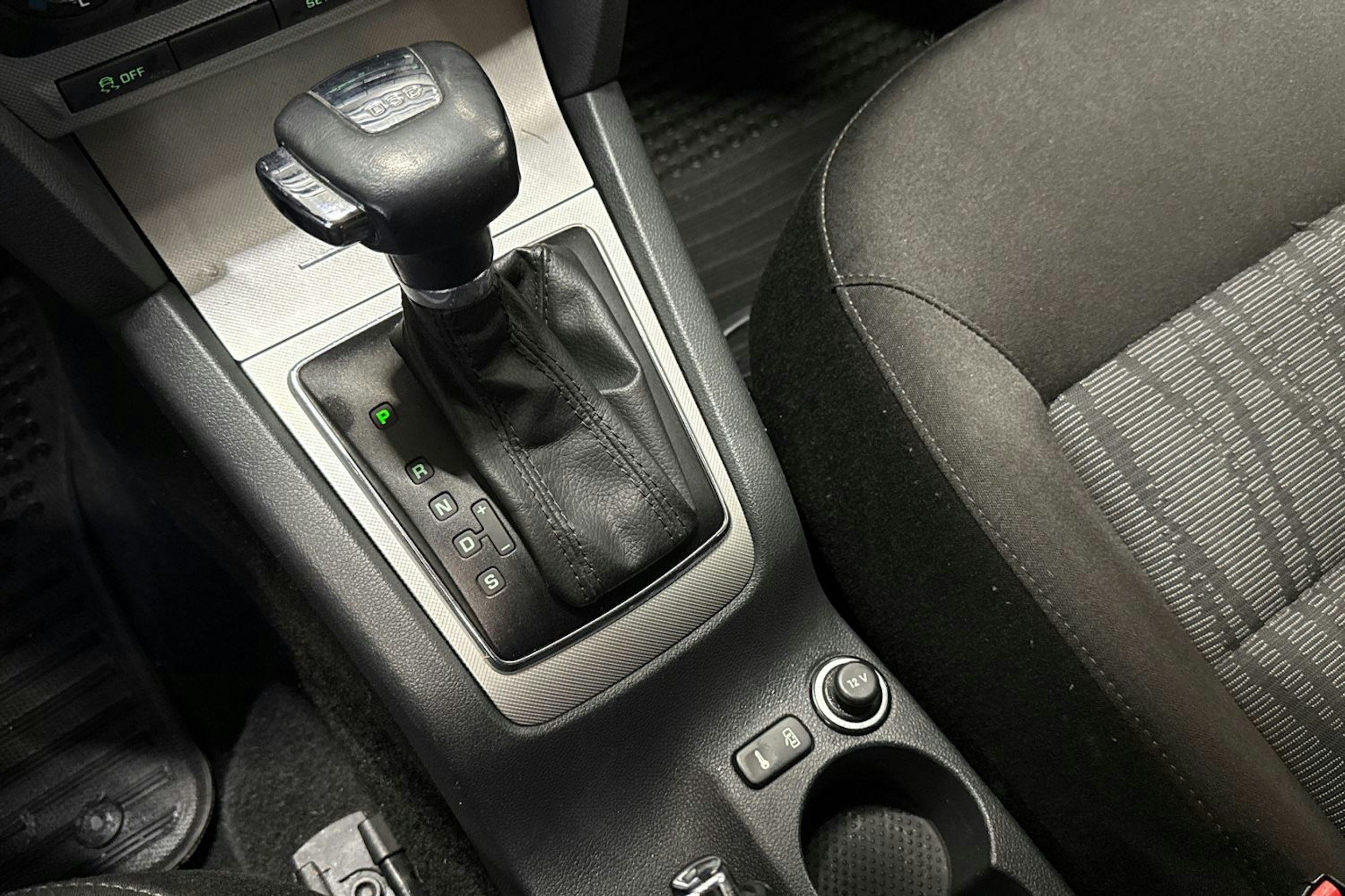 ruskea (beige) Skoda Octavia 2013 kuva 24.