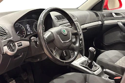 punainen Skoda Octavia 2012 kuva 8.
