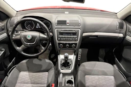 punainen Skoda Octavia 2012 kuva 9.