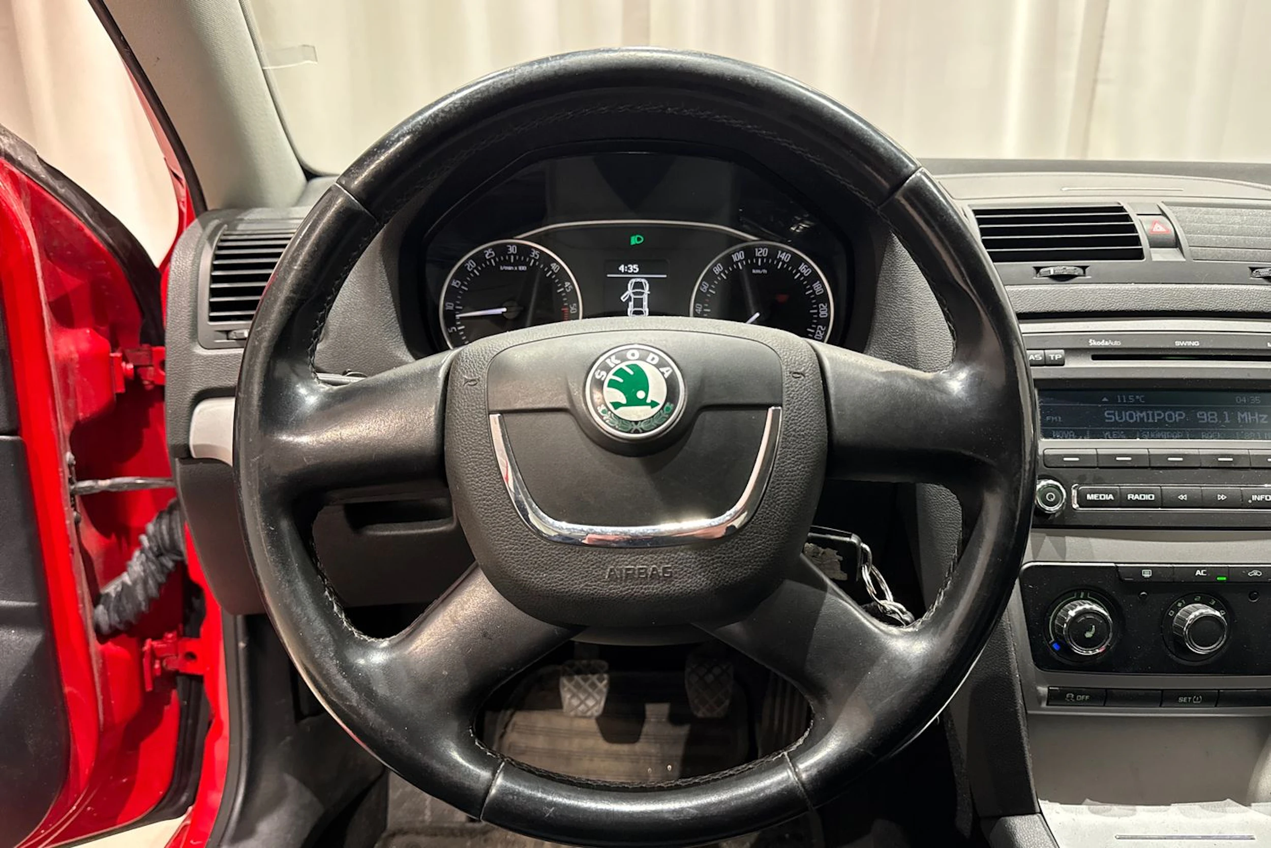 punainen Skoda Octavia 2012 kuva 18.