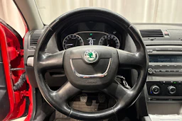 punainen Skoda Octavia 2012 kuva 18.