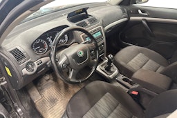 musta Skoda Octavia 2012 kuva 3.