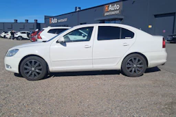 valkoinen Skoda Octavia 2012 kuva 4.