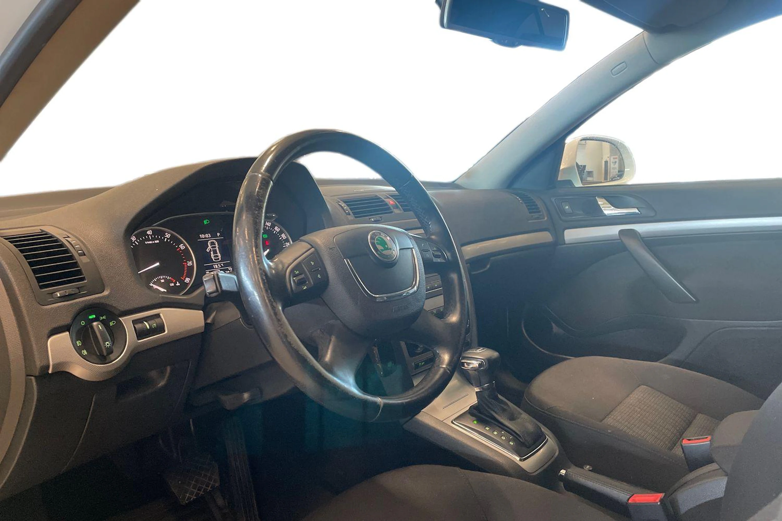 valkoinen Skoda Octavia 2012 kuva 8.