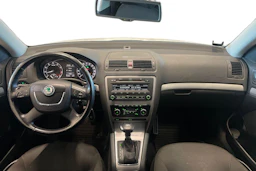 valkoinen Skoda Octavia 2012 kuva 9.