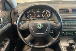 valkoinen Skoda Octavia 2012 kuva 16.