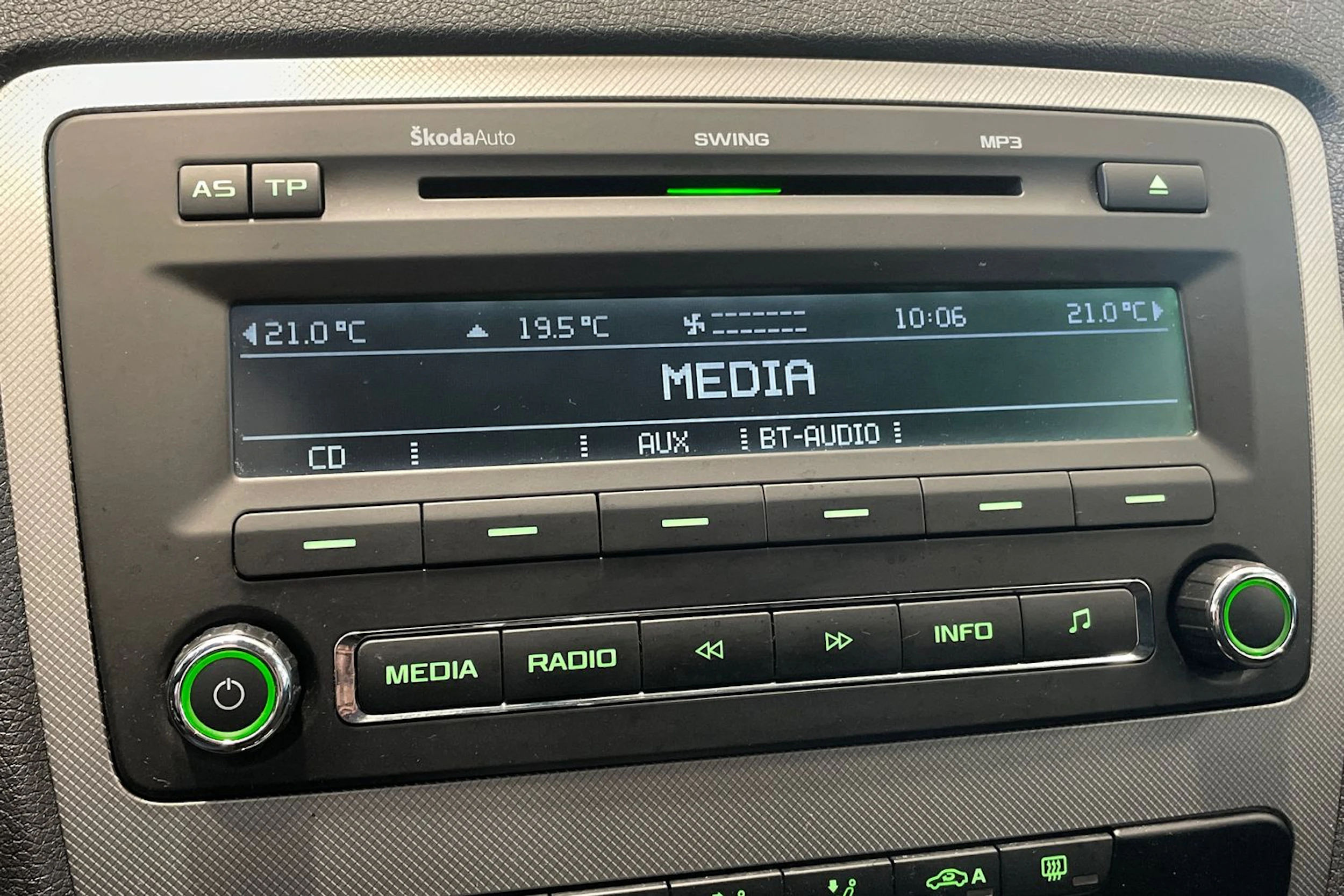valkoinen Skoda Octavia 2012 kuva 23.