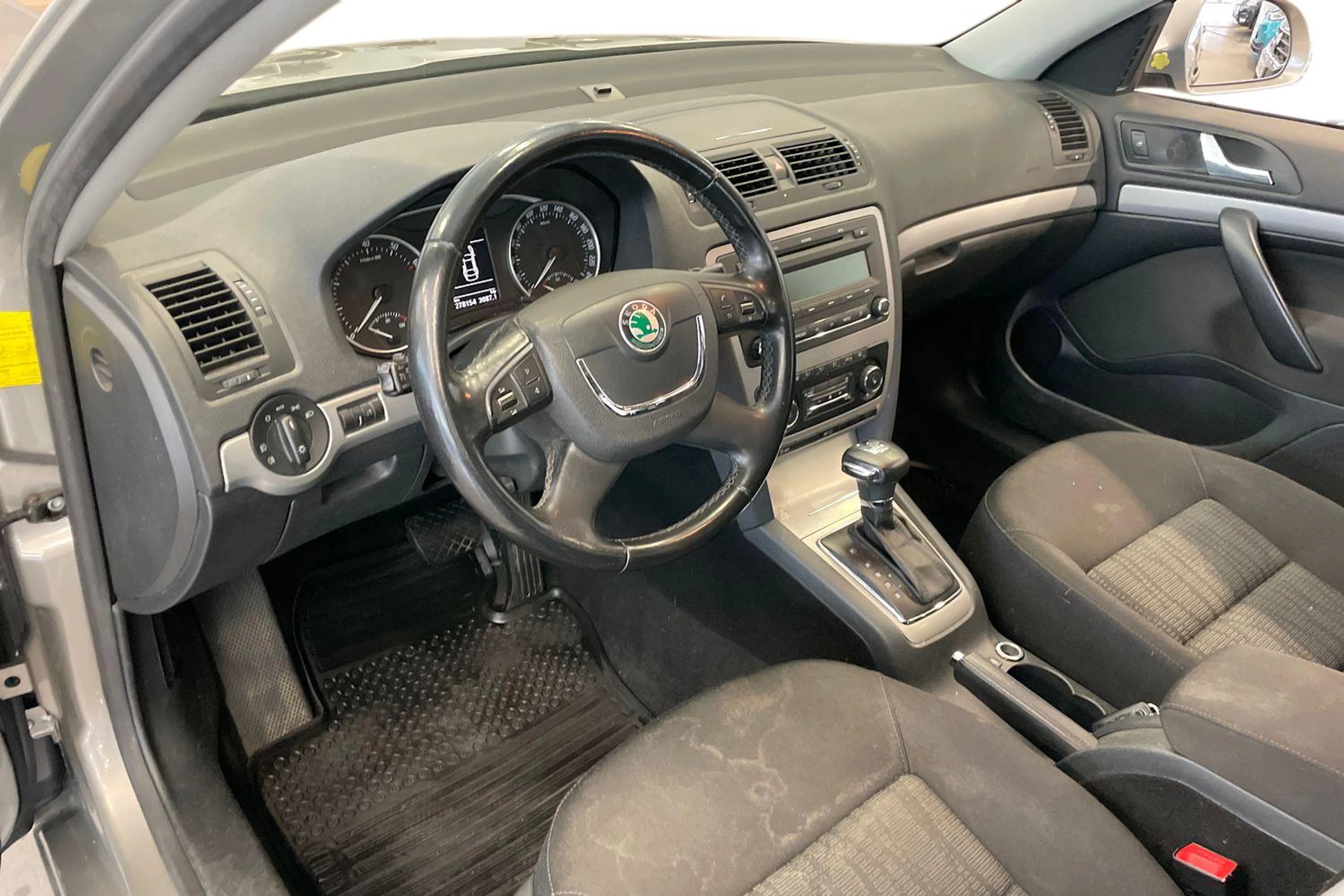 ruskea (beige) Skoda Octavia 2012 kuva 6.