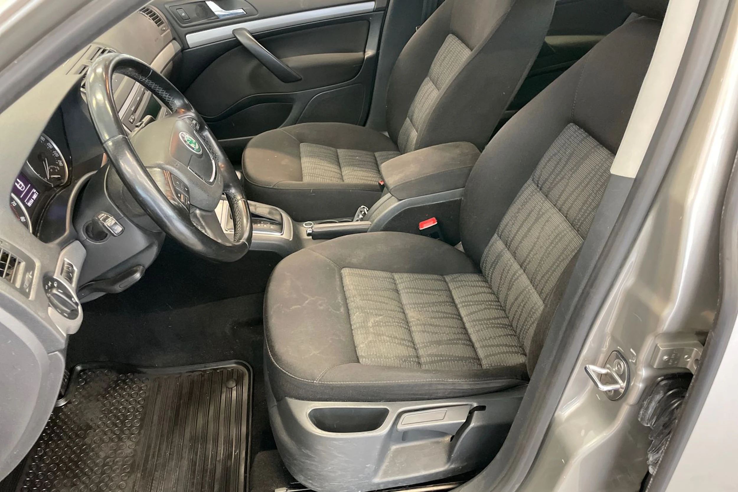 ruskea (beige) Skoda Octavia 2012 kuva 11.