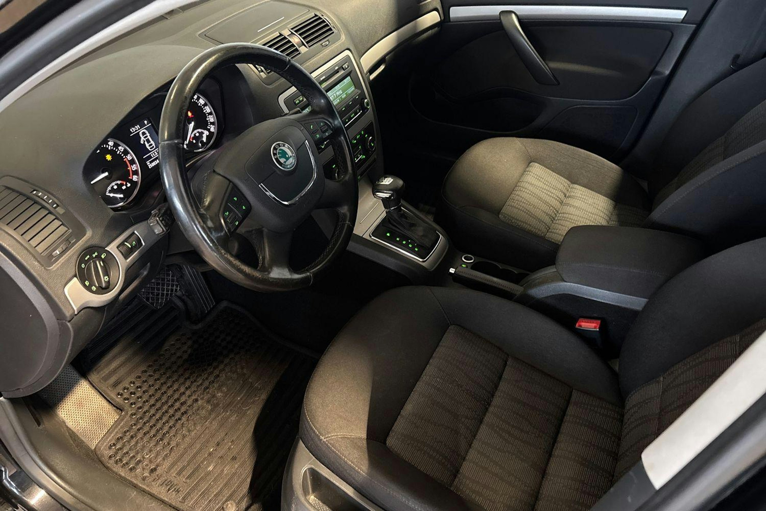 Musta Skoda OCTAVIA 2012 kuva 7.