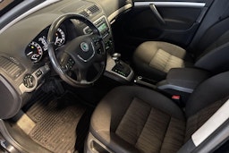 Musta Skoda OCTAVIA 2012 kuva 7.