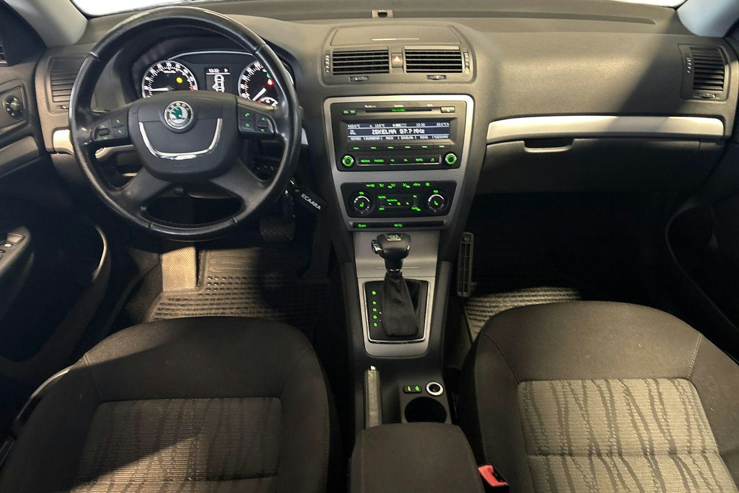 Musta Skoda OCTAVIA 2012 kuva 9.