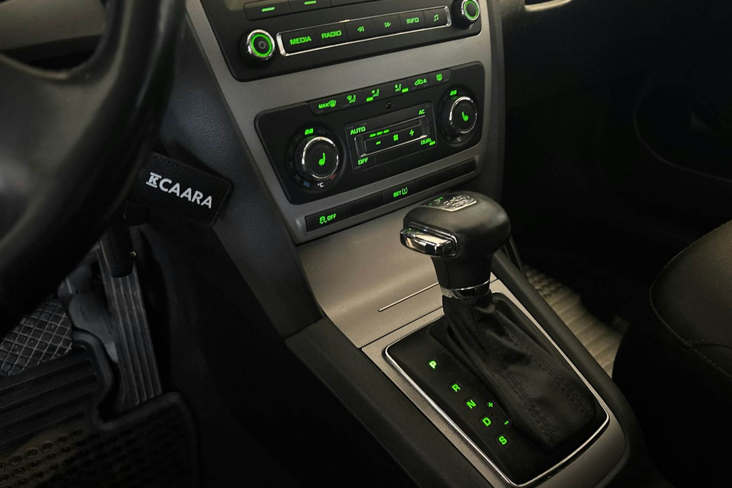 Musta Skoda OCTAVIA 2012 kuva 17.