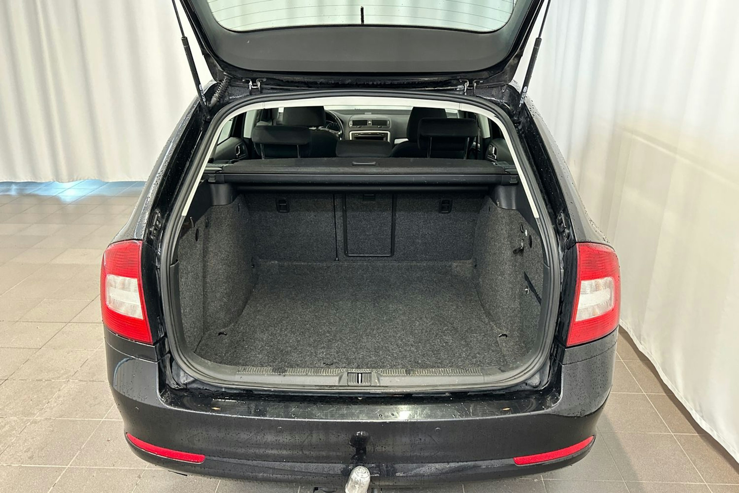 musta Skoda Octavia 2013 kuva 15.