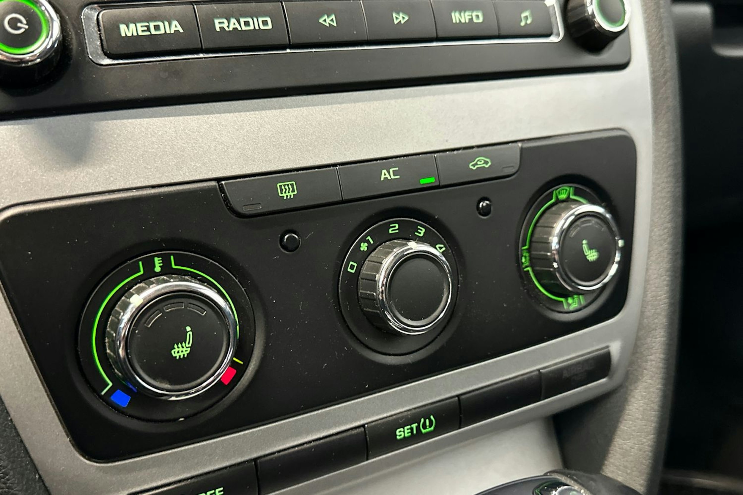 musta Skoda Octavia 2013 kuva 24.