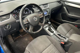 sininen Skoda Octavia 2013 kuva 6.