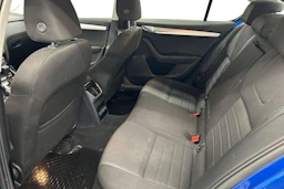 sininen Skoda Octavia 2013 kuva 8.