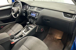 sininen Skoda Octavia 2013 kuva 11.