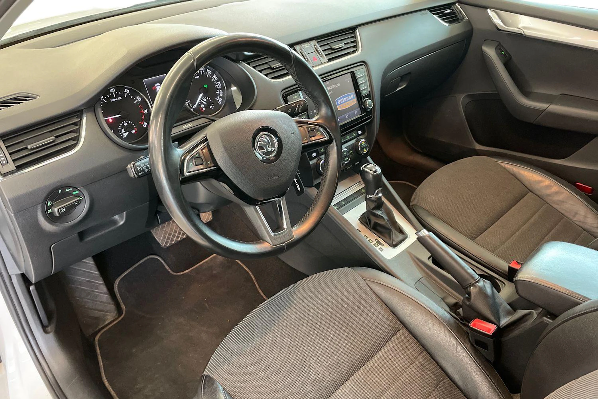 Valkoinen Skoda OCTAVIA 2013 kuva 6.