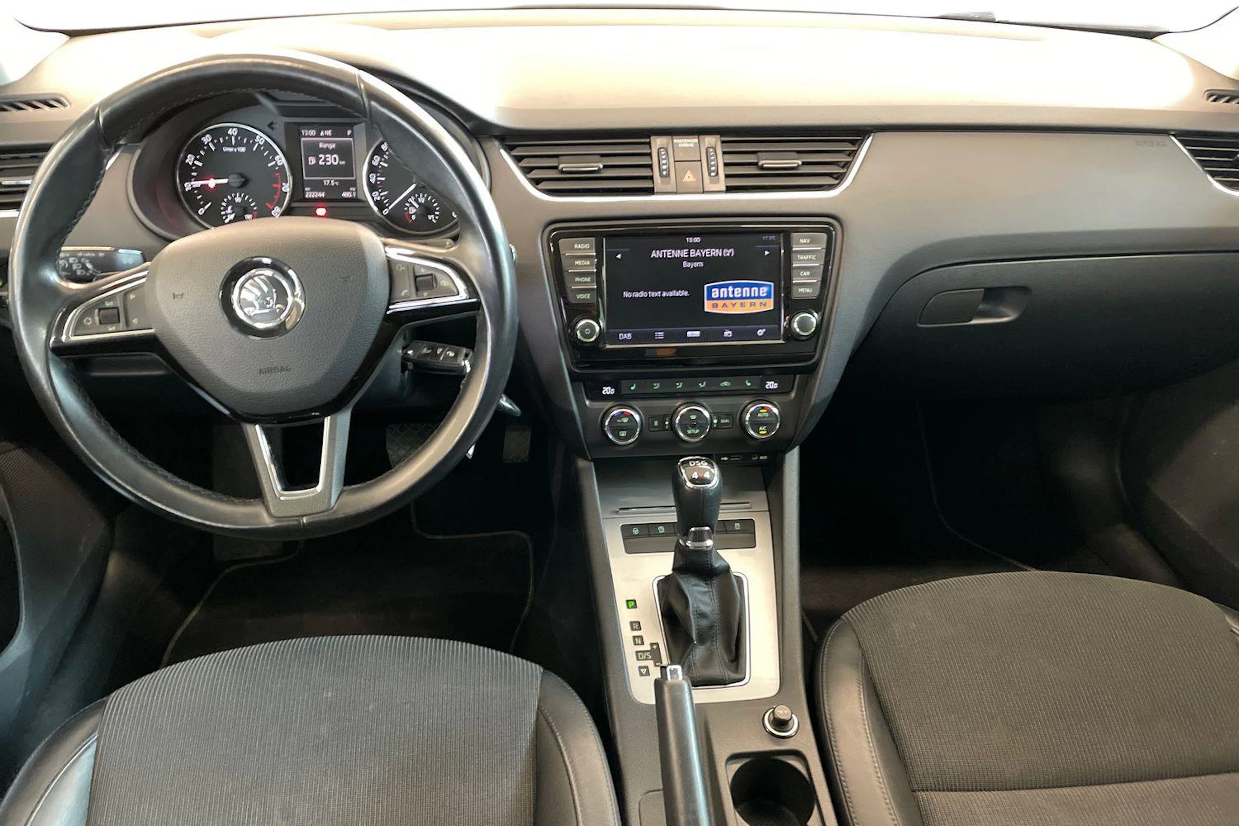 Valkoinen Skoda OCTAVIA 2013 kuva 7.
