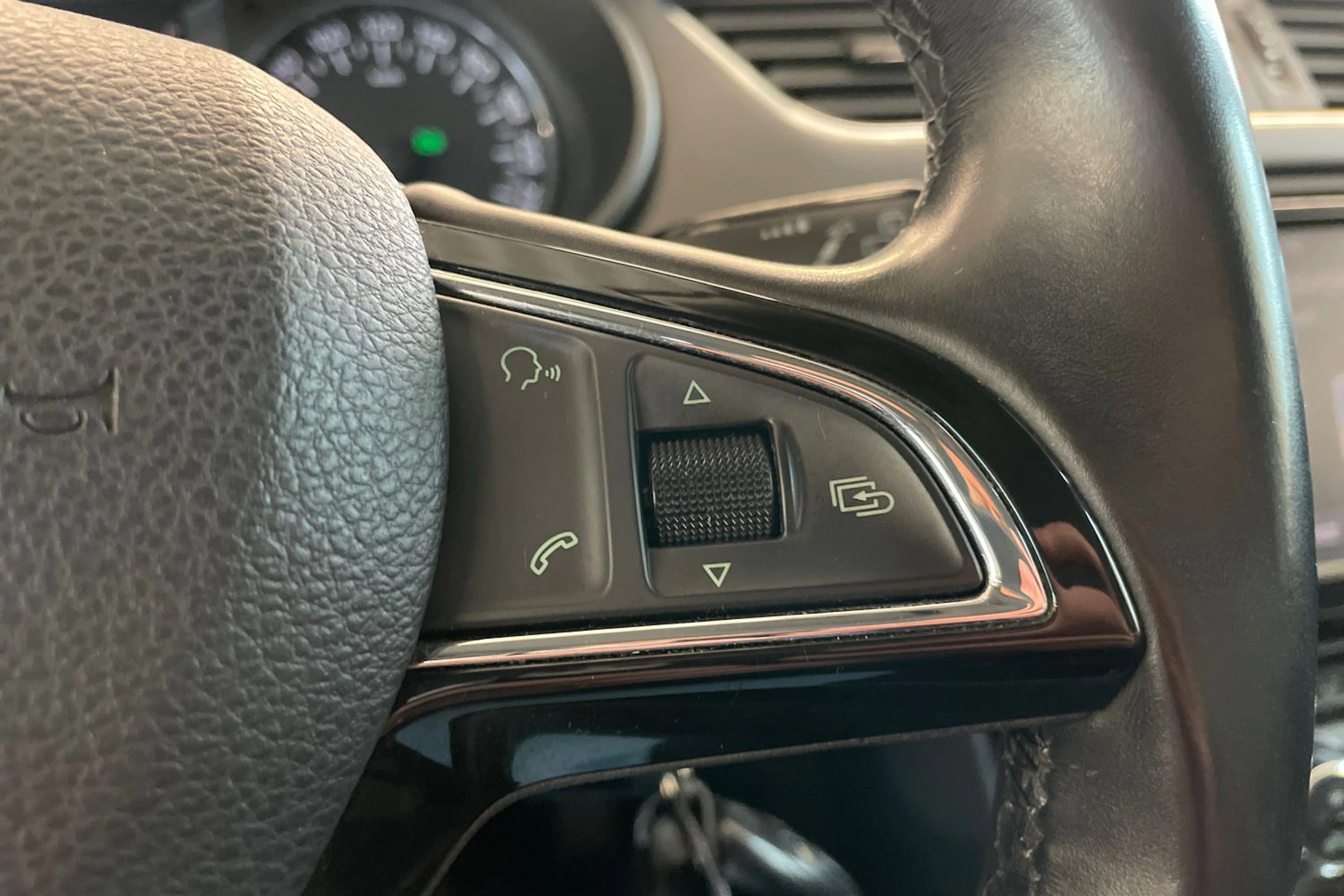 Valkoinen Skoda OCTAVIA 2013 kuva 12.