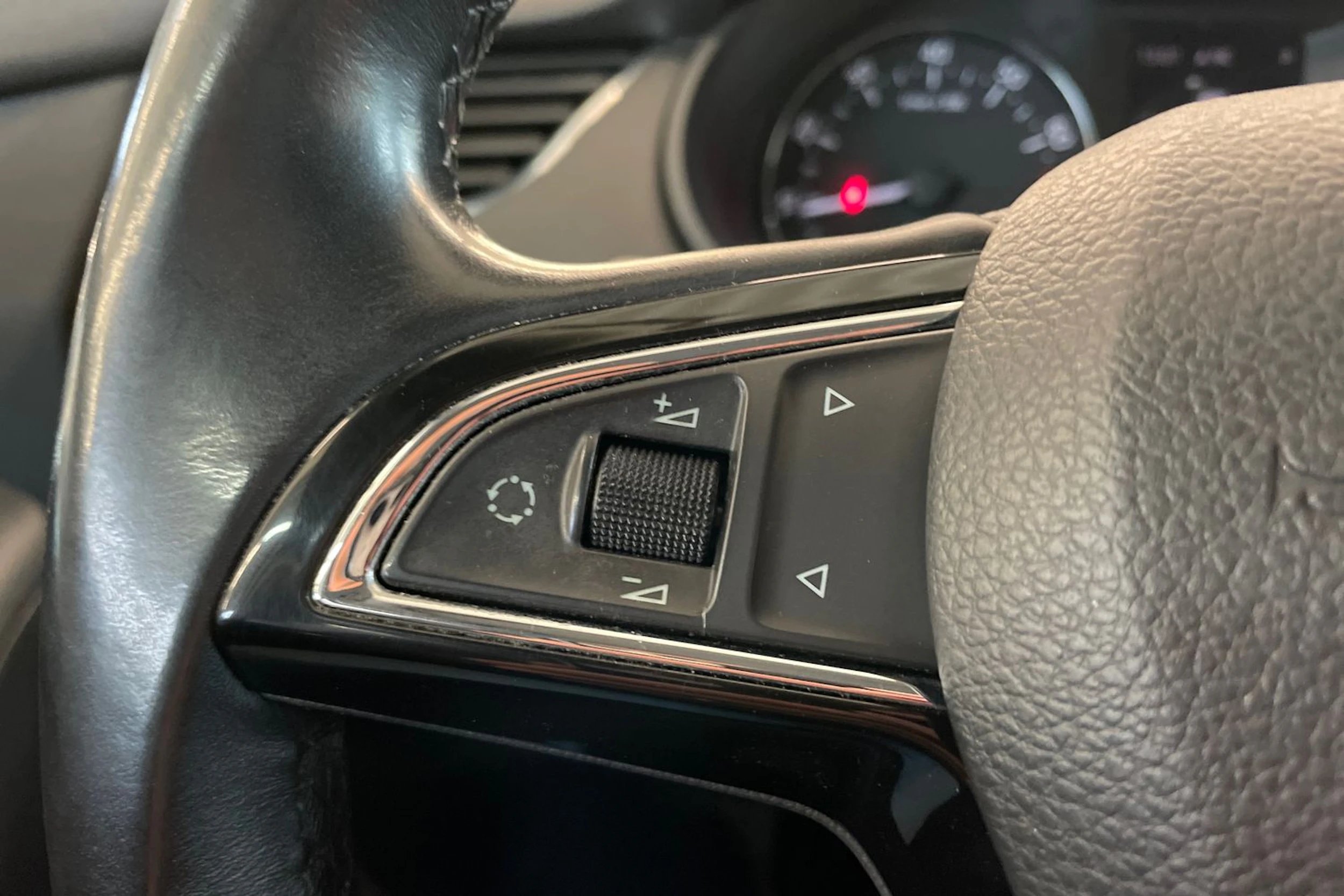 Valkoinen Skoda OCTAVIA 2013 kuva 13.