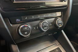 Valkoinen Skoda OCTAVIA 2013 kuva 18.