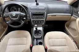 punainen Skoda Octavia 2013 kuva 7.
