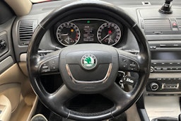 punainen Skoda Octavia 2013 kuva 15.