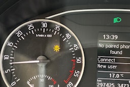 punainen Skoda Octavia 2013 kuva 17.