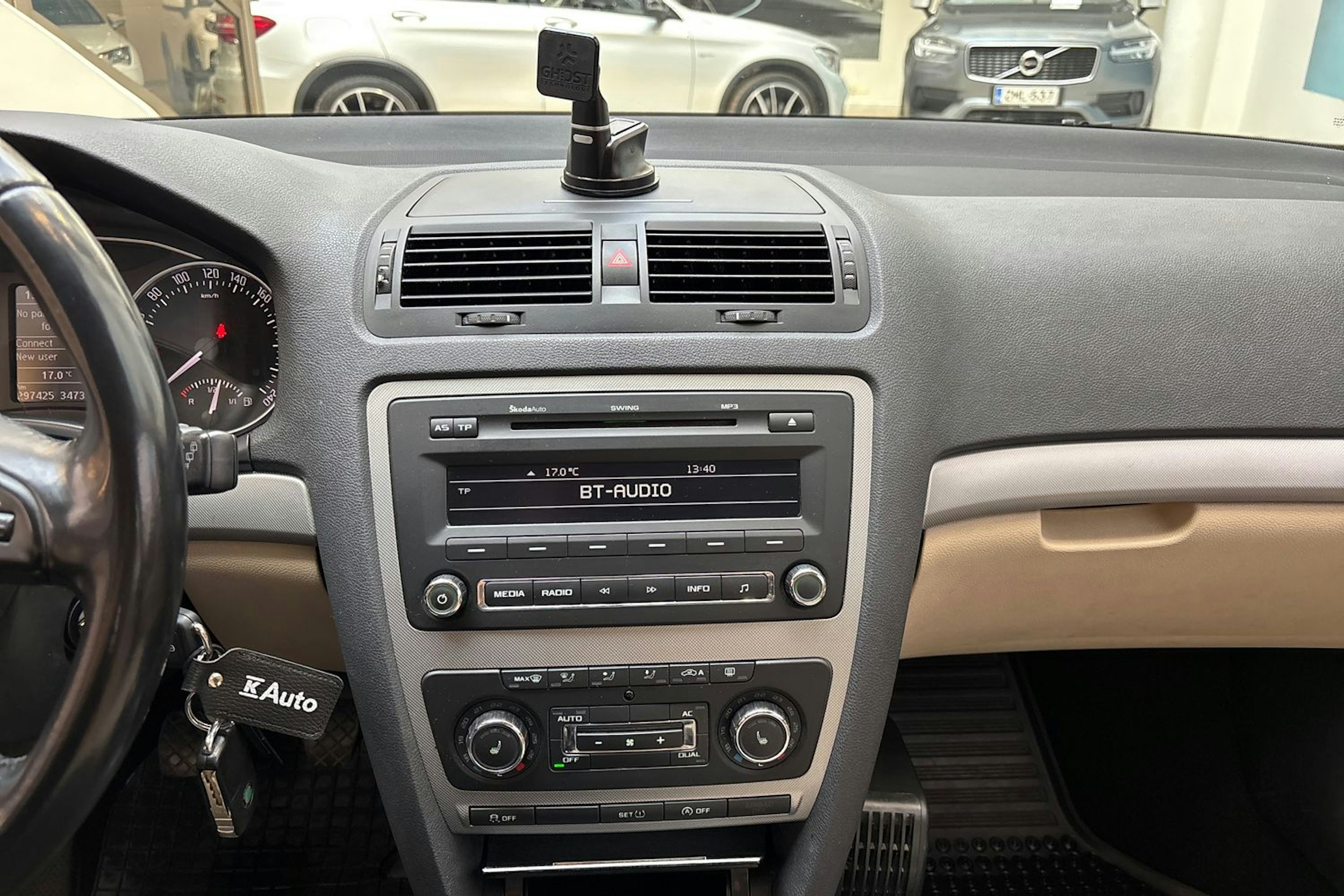 punainen Skoda Octavia 2013 kuva 18.