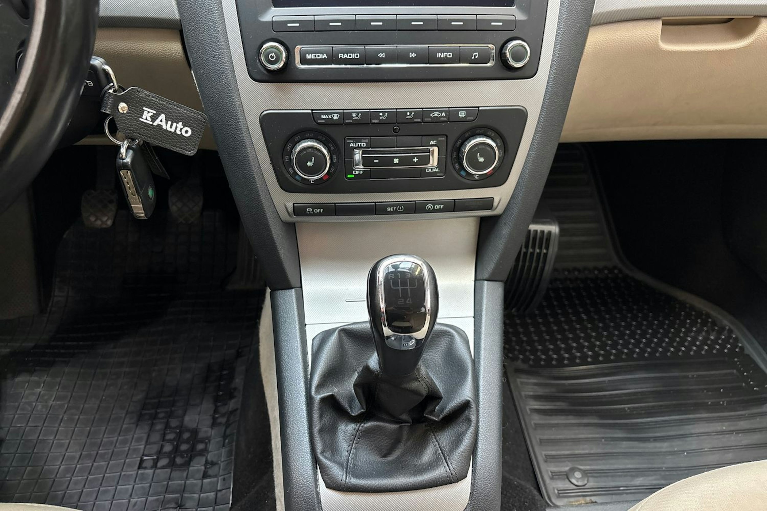 punainen Skoda Octavia 2013 kuva 20.