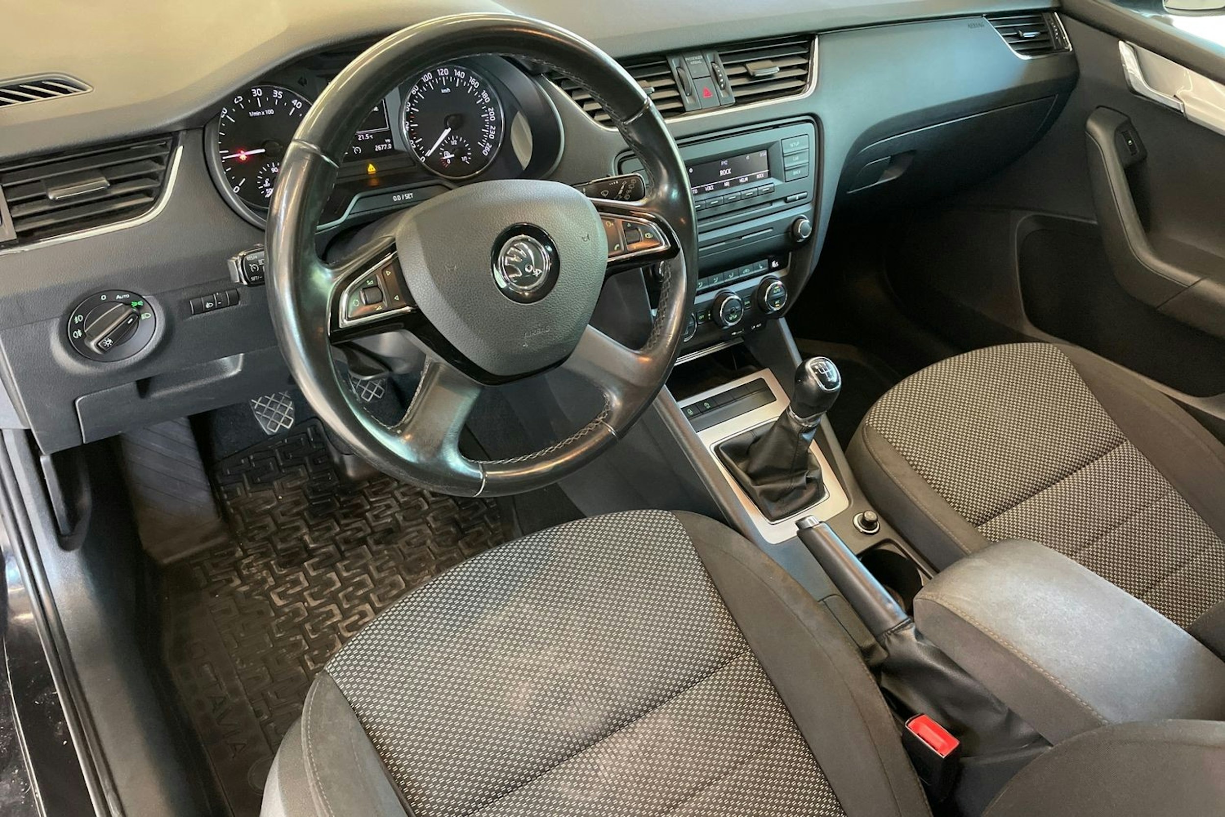 Musta Skoda OCTAVIA 2013 kuva 7.