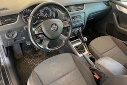 Musta Skoda OCTAVIA 2013 kuva 7.