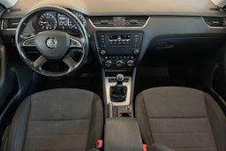 Musta Skoda OCTAVIA 2013 kuva 9.