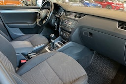 Musta Skoda OCTAVIA 2013 kuva 24.