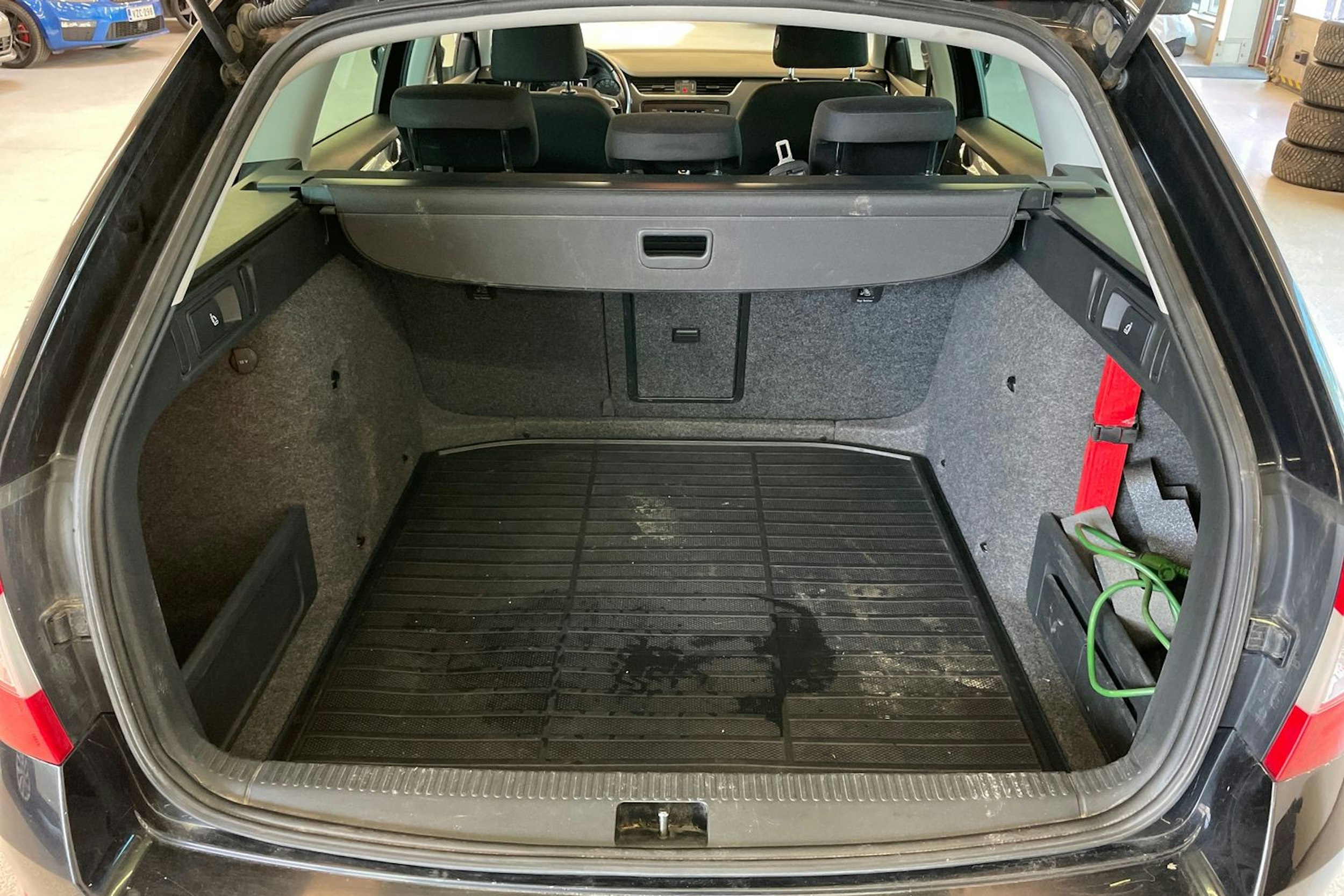 Musta Skoda OCTAVIA 2013 kuva 25.