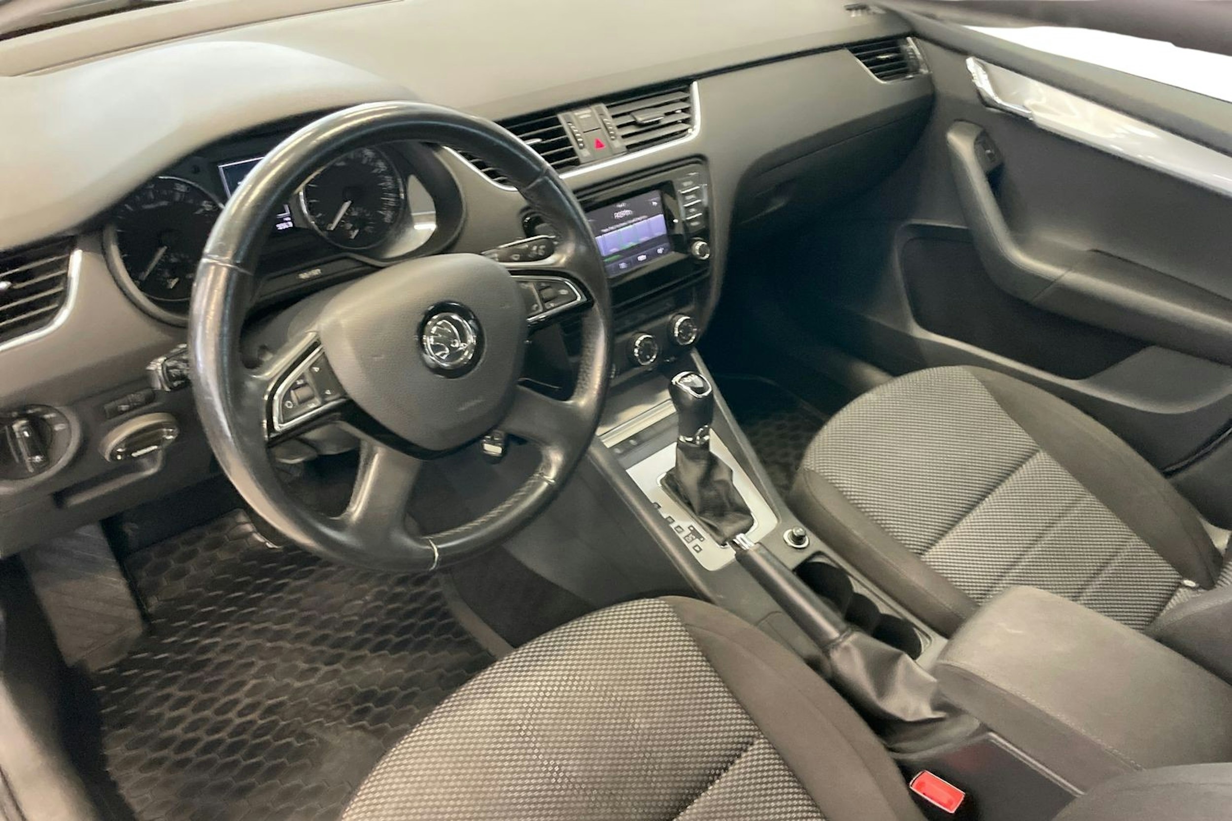 Valkoinen Skoda OCTAVIA 2013 kuva 7.