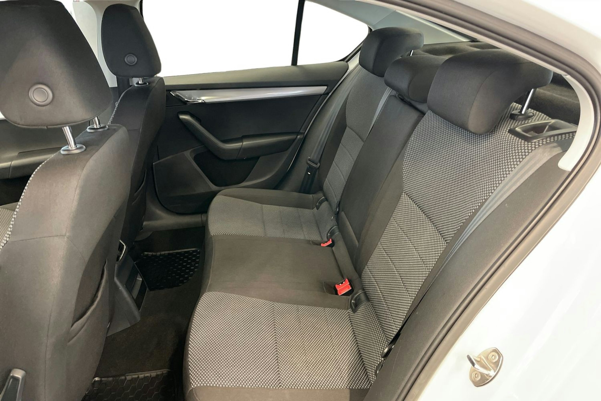 Valkoinen Skoda OCTAVIA 2013 kuva 10.