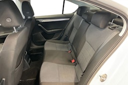 Valkoinen Skoda OCTAVIA 2013 kuva 10.