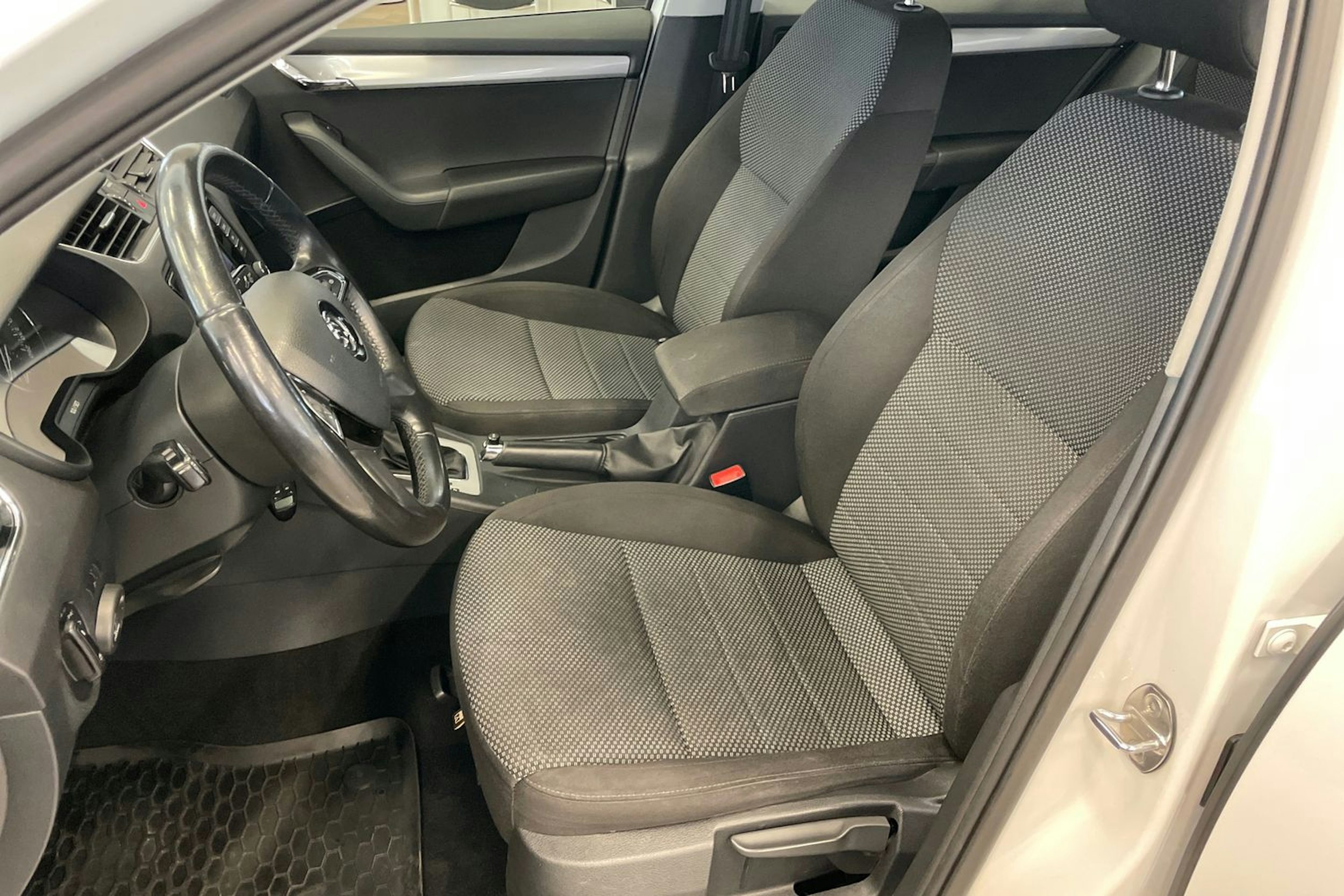 Valkoinen Skoda OCTAVIA 2013 kuva 13.