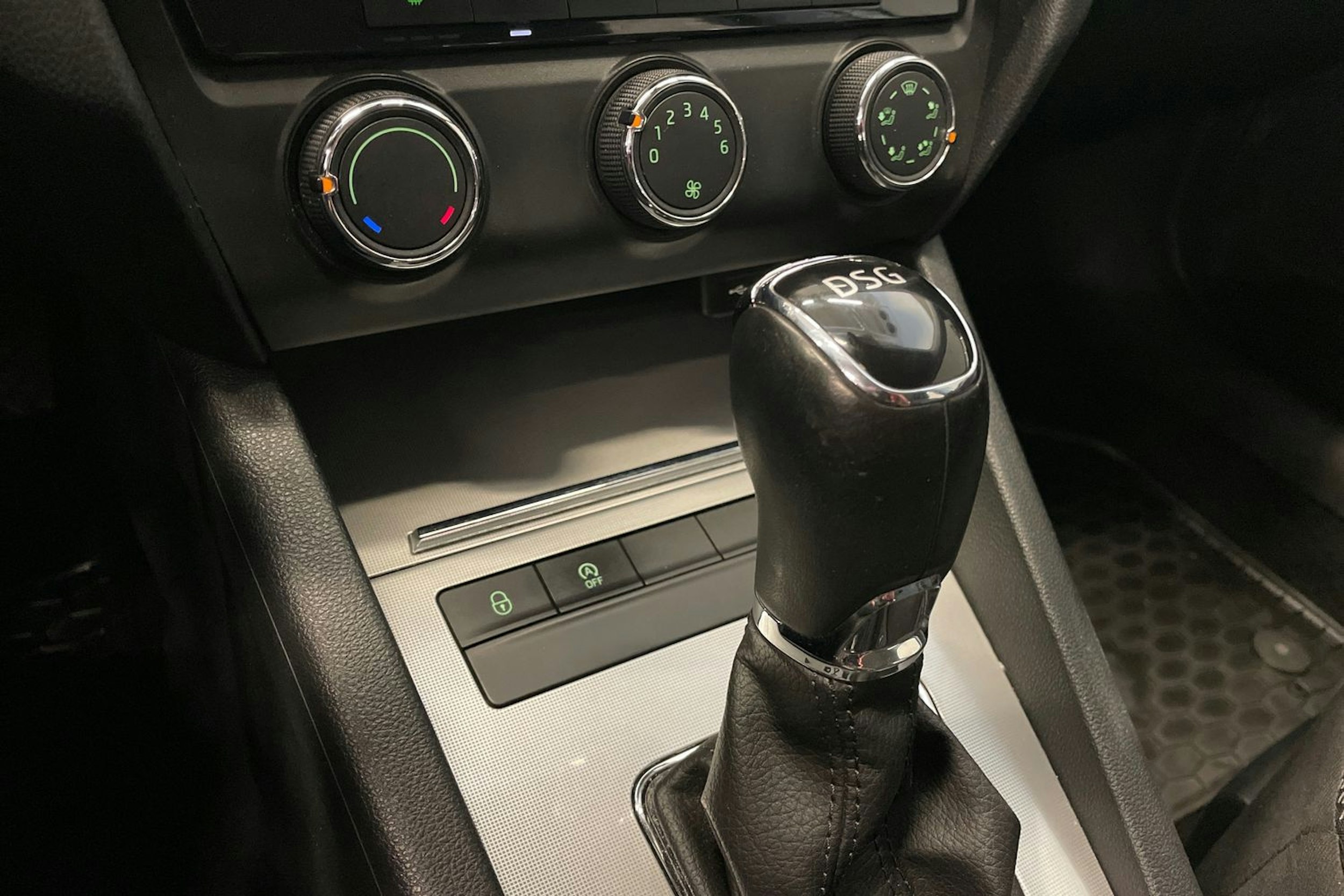 Valkoinen Skoda OCTAVIA 2013 kuva 14.