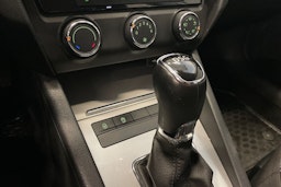 Valkoinen Skoda OCTAVIA 2013 kuva 14.